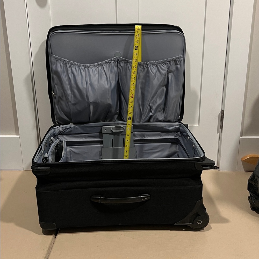 Briggs & Riley Sleek Black Suitcase - Picture 14 of 17